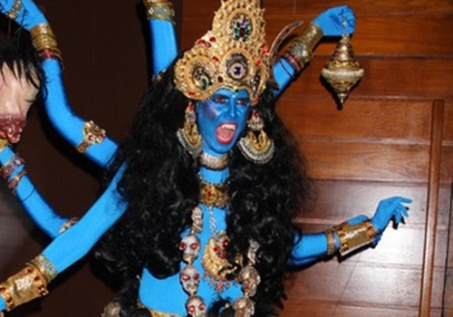 Trang phuc Halloween bi nem da cua sao hinh anh