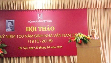 Bà Trần Thị Hồng con gái nhà văn Nam Cao phát biểu tại hội thảo.