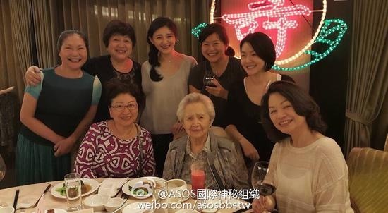 Đại S vui vẻ bên người thân.