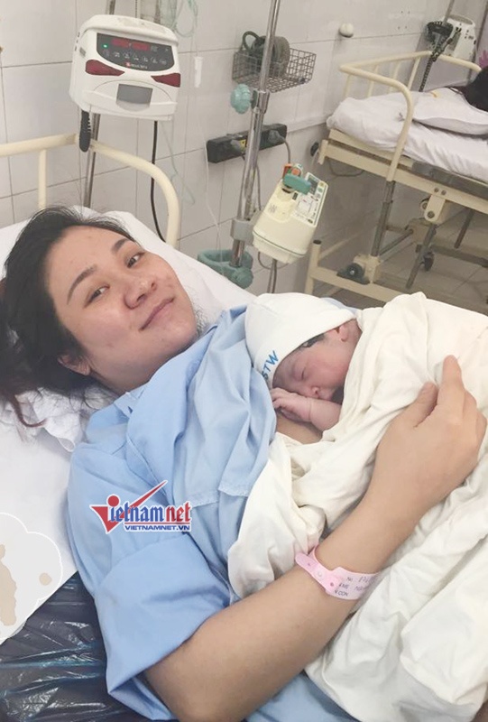 Bà xã của Tự Long bên thiên thần bé nhỏ.