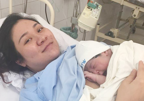 Tu Long tiet lo hinh anh dau tien cua con gai moi chao doi hinh anh