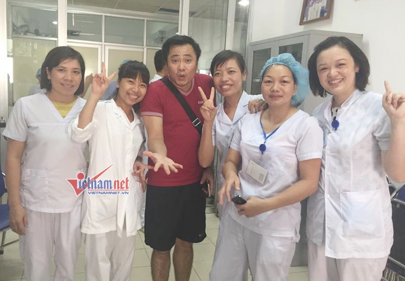 Tự Long bên các bác sĩ phụ sản.