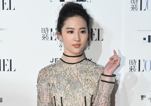 Luu Diec Phi noi bat giua dan sao tren tham do hinh anh