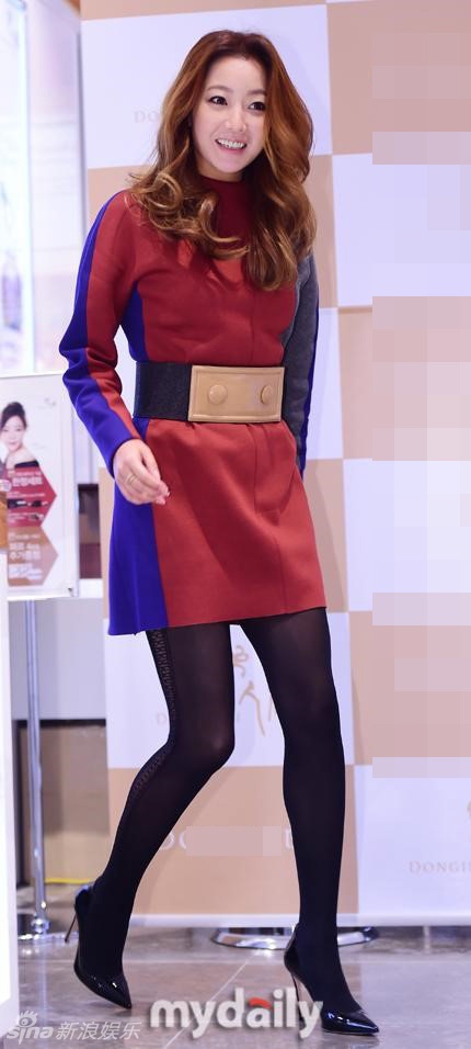 Theo Sina, mới đây, Kim Hee Sun tham dự sự kiện giao lưu với người hâm mộ tổ chức tại Seoul (Hàn Quốc). Ở tuổi 37, nữ diễn viên trẻ trung với làn da căng mịn như thiếu nữ 20.