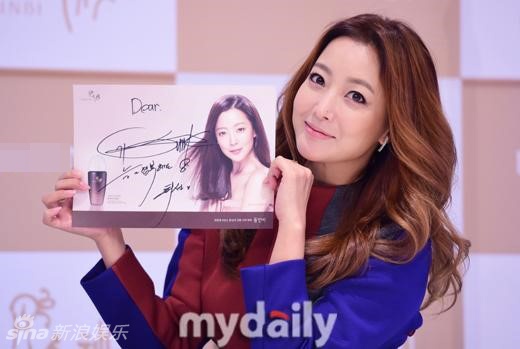 Sau khi kết hôn, Kim Hee Sun tạm rời ngành giải trí chuyên tâm cho gia đình. Từ năm 2013, nữ diễn viên nổi tiếng quay lại với phim ảnh. Nhưng cũng từ lúc này, nhiều người nhận ra sự khác biệt của Kim Hee Sun. Gương mặt của cô cứng đờ hơn và ở nhiều góc ảnh biểu cảm xương mặt không cân đối.