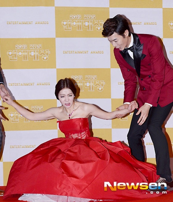 Người đẹp đã phải nhờ đến sự giúp đỡ của các đồng nghiệp nam mới có thể tiếp tục đứng lên.