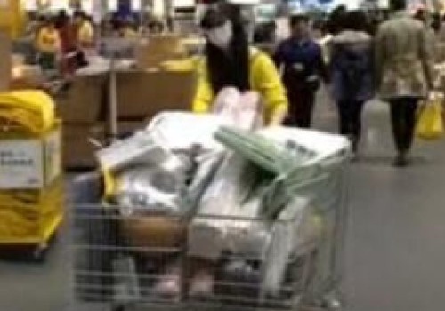 Pham Bang Bang deo khau trang kin mit di cho binh dan hinh anh