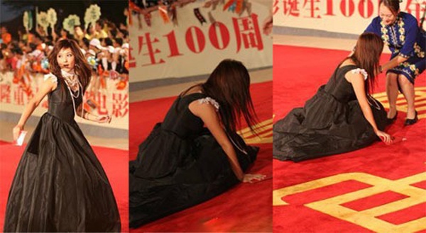 Đến bây giờ, Hà Khiết vẫn nhớ như in kỷ niệm xấu hổ vì chiếc váy thướt tha khiến cô “vồ ếch” trên thảm đỏ. Sau đó có nhiều nguồn tin cho rằng, cô và ê-kíp cố tình làm trò trước ống kính.