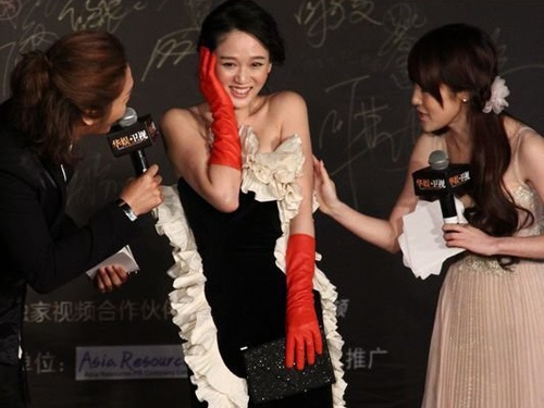 Sự cố chỉ là vô tình nhưng Kiều Ân tỏ vẻ vô cùng xấu hổ, ngượng ngùng.