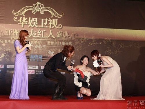 Trần Kiều Ân từng gặp sự cố đỏ mặt khi tham dự sự kiện trao giải sao châu Á của đài CETV. Cô bước lên thảm đỏ và ký tặng thì bất ngờ vấp ngã. Những đồng nghiệp, MC đang đứng gần vội vã đỡ cô dậy. 