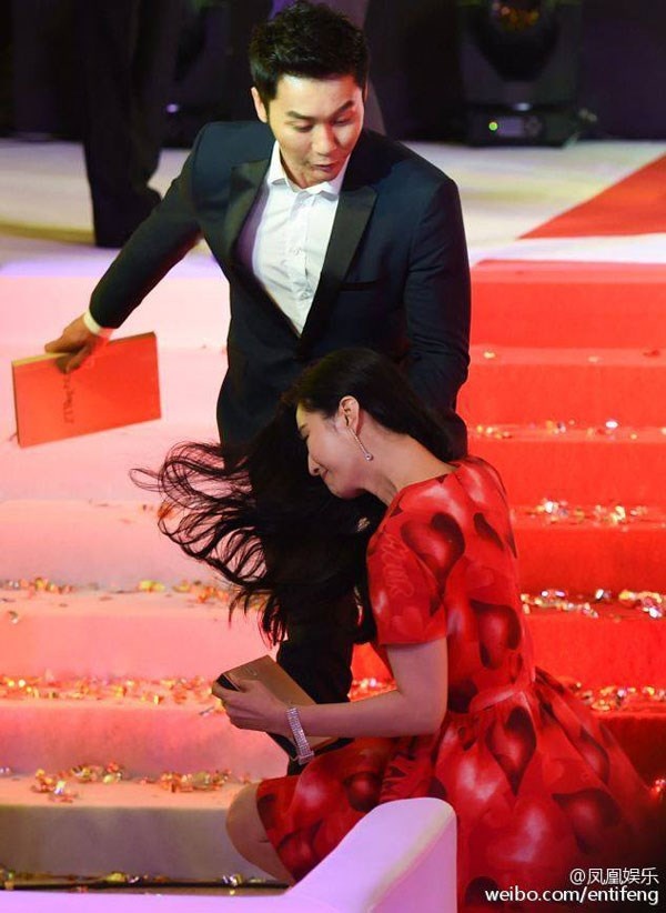 Lý Thần luống cuống khi thấy Phạm Băng Băng ngã trên thảm đỏ.