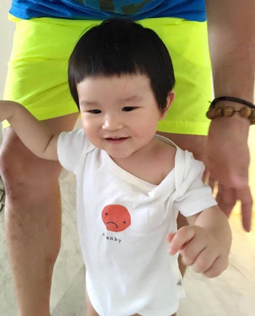 Trên trang cá nhân mới đây, Phạm Văn Phương chia sẻ ảnh của con trai Zed sau khi được cắt tóc. Hình ảnh mới với mái tóc ngố đáng yêu, Zed giống bố Lý Minh Thuận như tạc.