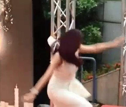 Trên thảm đỏ Giai điệu vàng lần thứ 25, Selina (S.H.E) trở thành tiêu điểm chú ý khi diện váy dài thướt tha nhưng lại vấp ngã khi di chuyển.