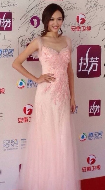 Trong một sự kiện khác, Đường Yên mặc váy màu hồng nhạt là bản đạo nhái của thương hiệu cao cấp Tom Ward.