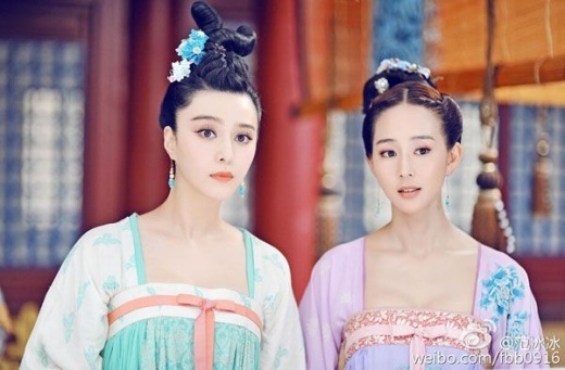 Tại làng giải trí Hoa ngữ, khi Võ Mỵ Nương truyền kỳ thành công cũng là lúc gia thế “ác phi” Trương Quân Ninh (bên phải) được công bố. Gia tộc họ Trương là một trong hai dòng họ uy mạnh nhất Đài Loan. Ông nội cô từng sở hữu khu di tích thắng cảnh Cung nguyên nhân khoa nổi tiếng. Cha Trương Quân Ninh là Giáo sư ưu tú của Đại học quốc lập Đài Loan.