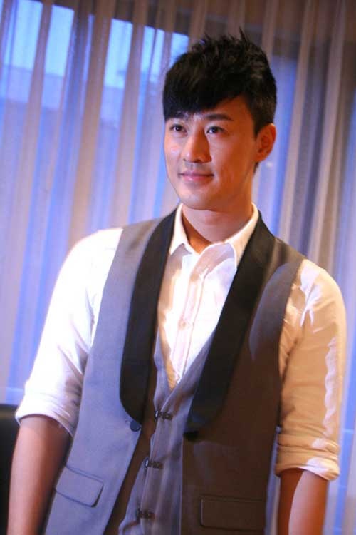 Lâm Phong khi công khai yêu Ngô Thiên Ngữ đã bị gia đình phản đối vì khoảng cách gia thế của họ. Nam diễn viên U40 là cháu trai của Thiếu tướng quân đội danh tiếng ở Hạ Môn. Cha anh là Chủ tich tập đoàn lớn chuyên về bất động sản, sở hữu hàng chục biệt thự, chung cư ở khắp Trung Quốc. Tại Hong Kong, Lâm Gia là gia đình thế lực.