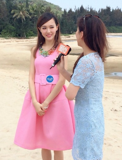 Chiếc váy hồng của Đường Yên trong một buổi trả lời phỏng vấn bị đánh giá bắt chước thiết kế của Lanvin.