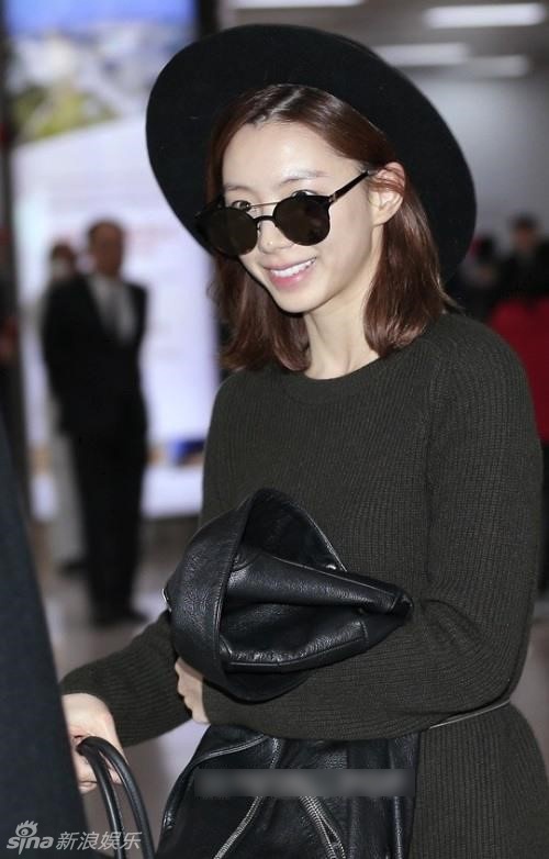 Park Soo Jin cười tươi khi thấy phóng viên ảnh.