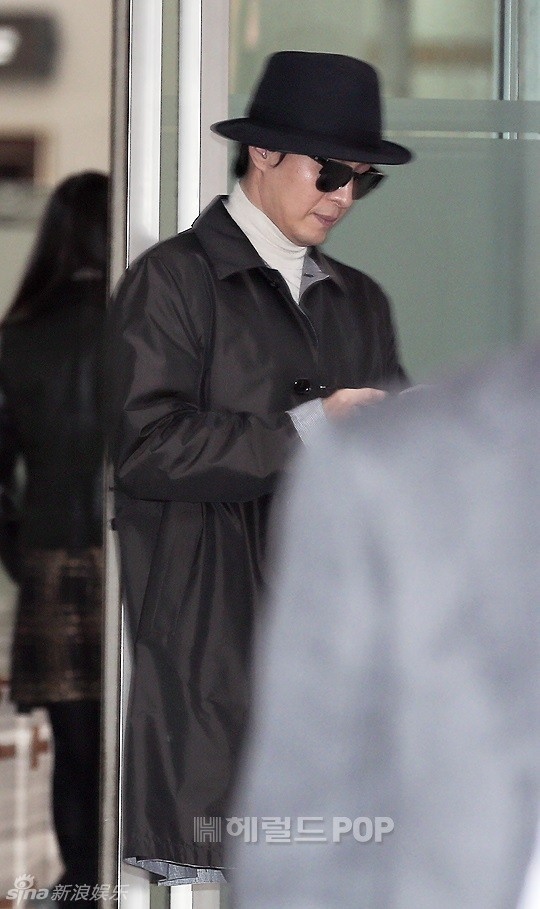 Đây là lần đầu tiên Bae Yong Joon xuất hiện bên vợ sau đám cưới.