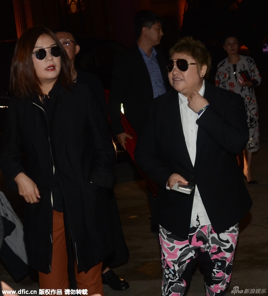 Triệu Vy xuất hiện với thân hình phì nhiêu, như chị em khi đứng cạnh Hàn Hồng.