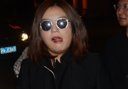 Trieu Vy tang can trong thay hinh anh