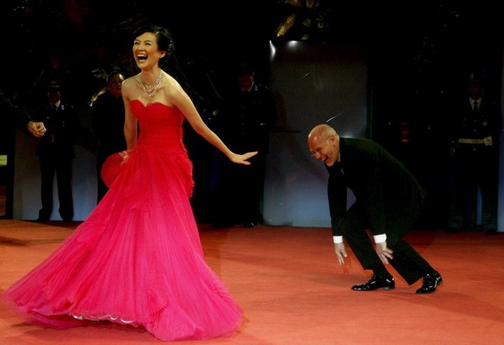 Điện ảnh Hoa ngữ những năm gần đây khi tham dự LHP Quốc tế thường chỉ mang tính chất …vui vẻ. Thậm chí, nhiều nghệ sĩ dự thảm đỏ chỉ để khoe sắc. Điều này khiến nhiều người tiếc nuối thời vàng son trong giai đoạn năm 2000 - 2008. Năm 2006, Chương Tử Di được đánh giá là Hoa đán nổi bật trên thảm đỏ LHP Venice 63. Đích thân chủ tịch LHP - ông Marco Muller sẵn sàng quỳ hẳn xuống trước người đẹp.