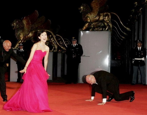 Biểu cảm bất ngờ, đầy tự hào của Chương Tử Di trở thành cột mốc khó có đàn em nào vượt qua sau nhiều năm.