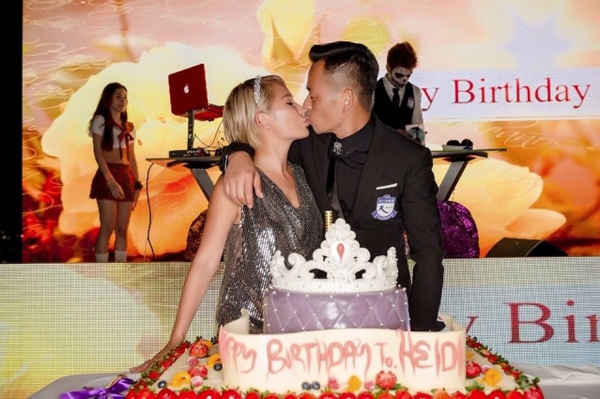 Châu Trác Hoa và vợ khóa môi tình cảm trong buổi tiệc.