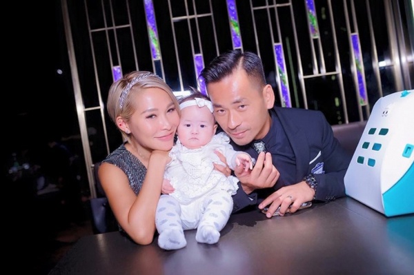 Hình ảnh hạnh phúc của gia đình trong thời điểm Châu Trác Hoa đã có bà bé.