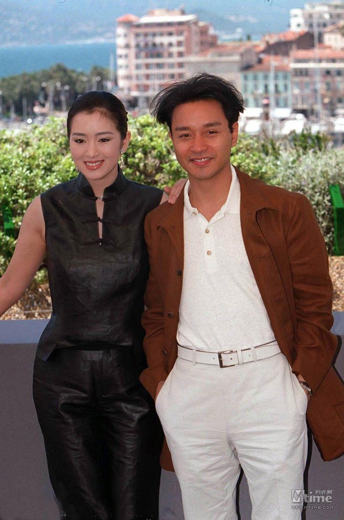 Hình ảnh của Củng Lợi bên Trương Quốc Vinh tại Cannes năm 1996 khi họ tay trong tay quảng bá phim Phong nguyệt của Trần Khải Ca. Đây là sự kiện hiếm hoi Trương Quốc Vinh có mặt tại LHP tầm cỡ. Năm 2003, tài tử qua đời sau khi nhảy từ tầng cao một khách sạn. Hình ảnh năm ấy đã trở thành ký ức không thể phai nhòa.