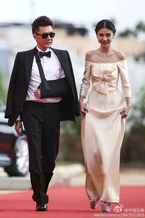 Trên thảm đỏ Hoa Nghị năm 2014, Phùng Thiệu Phong xuất hiện bên Angelababy với một bên tay bị thương. Đây là khoảnh khắc hiếm có tại các sự kiện lớn và Phùng Thiệu Phong cũng là sao nam duy nhất đến giờ có vui vẻ tạo dáng dù thương tật. Vì thế, đi cùng mỹ nhân nhưng họ diễn cảnh 