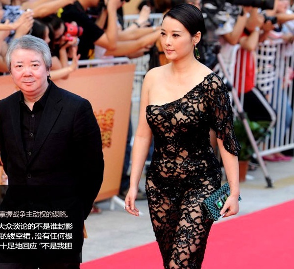 Tại lễ trao giải Hoa Biểu, Viên Lập gây sốc khi mặc bộ váy xuyên thấu thấy cả nội y. Câu chuyện này bị gièm pha trên mạng còn thân chủ bình thản: “Không phải tôi to gan làm liều, chỉ là mọi người gan to mà không dám làm. Tôi đã tạo nên kỳ tích”. Nhưng từ đó đến giờ, Viên Lập chưa lần nào làm nên “kỳ tích” tương tự.