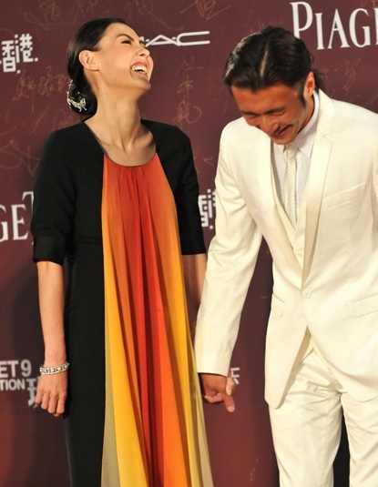 Trên thảm đỏ lễ trao giải Kim Tượng, Tạ Đình Phong và Trương Bá Chi tay trong tay hạnh phúc trước sự trầm trồ của khán giả. Nào ngờ, chỉ sau đó vài tuần, họ tuyên bố chia tay. Màn kịch âu yếm trên thảm đỏ chỉ là vở kịch vụng về đánh lừa truyền thông. Nhiều người yêu thích cặp đôi tiếc nuối về ngày có thể nhìn thấy họ lại tay trong tay như xưa.