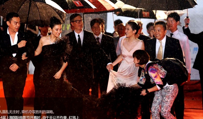 Huỳnh Dịch khi còn giai đoạn nổi tiếng liên tục vấp chỉ trích kiêu kỳ. Có lần trên thảm đỏ LHP Thượng Hải, biết trời mưa bão, cô vẫn diện váy áo dài thướt tha lông vũ. Hình ảnh trợ lý loay hoay nâng tà váy cho giai nhân đến giờ vẫn là chủ đề tranh cãi. Nhất là khi cô vì thị phi đời tư đã rớt xuống hàng sao hạng B, có muốn ra oai như xưa cũng khó.