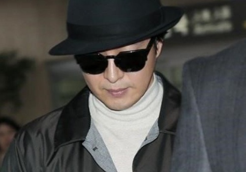 Bae Yong Joon va vo nguoi truoc ke sau tai san bay hinh anh