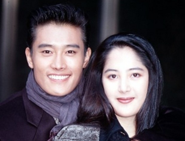 Lee Byung Hun và em gái - cựu Hoa hậu Lee Eun Hee. Truyền thông cho hay, trong showbiz Hàn, chỉ có gia đình Lee có cặp anh trai - em gái nổi tiếng, anh là tài tử hạng A, em là Hoa hậu.