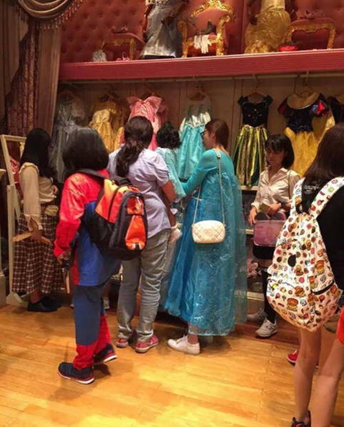 Cô chọn đồ cho em bé sắp chào đời.