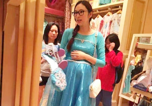 Sieu mau Dai mang bau hai lan van chua len xe hoa hinh anh