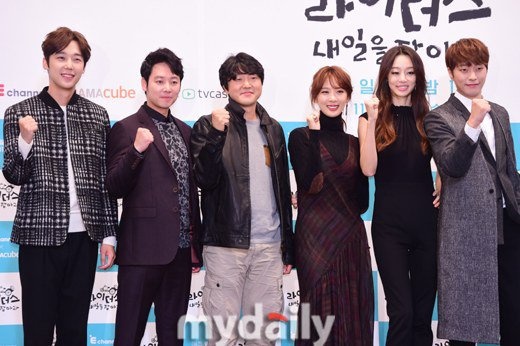 Dàn cast của Riders: Catch Tomorrow gồm 5 diễn viên Kim Dong Wook, Lee Chung Ah, Choi Yeo Jin, Yoon Jong Hoon và Choi Min cùng đạo diễn Choi Do Hoon. Bộ phim kể về cuộc sống của 5 cư dân của thành phố Seoul dài 12 tập lên sóng từ ngày 8/11 tới. 