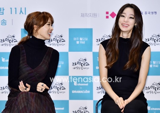 Ngồi bên cạnh Choi Yeo Jin là nữ diễn viên Lee Chung Ah được khen ngợi rạng rỡ hơn.