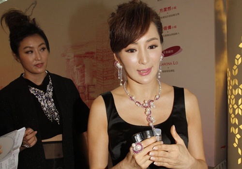 Hoa hau ngoai tinh bi cam cua trong le tang bo chong hinh anh