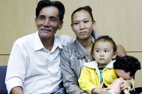 2 nghe si Viet khong cau xin su giup do du vao duong cung hinh anh