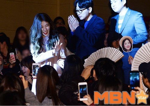 Hôm 4/11, Suzy cùng đoàn phim The Sound Of A Flower (Dorihwaga) đi quảng bá tại khu campus của Đại Học Nữ Sinh Seoul. Nữ ca sĩ kiêm diễn viên được khán giả trẻ hồ hởi đón tiếp. 