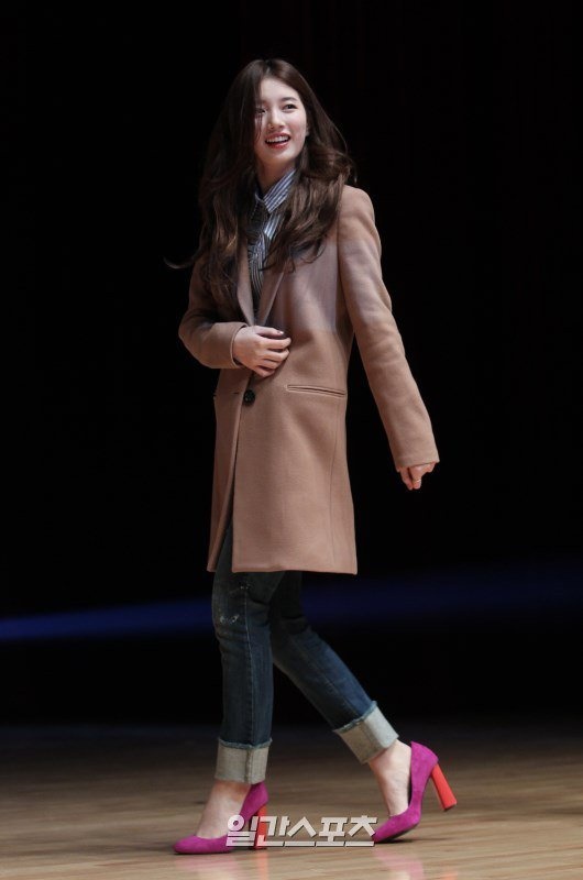 Như mọi khi, Suzy ăn mặc khá giản dị với áo sơ mi, quần jeans và khoác trendcoat. Cánh săn ảnh phát hiện, thành viên miss A đi đôi giày khá rộng với kích cỡ. Suzy nổi tiếng là sao nữ khá xuề xòa trong phục trang, cô từng gặp không ít lỗi về trang điểm, quần áo khi dự sự kiện.