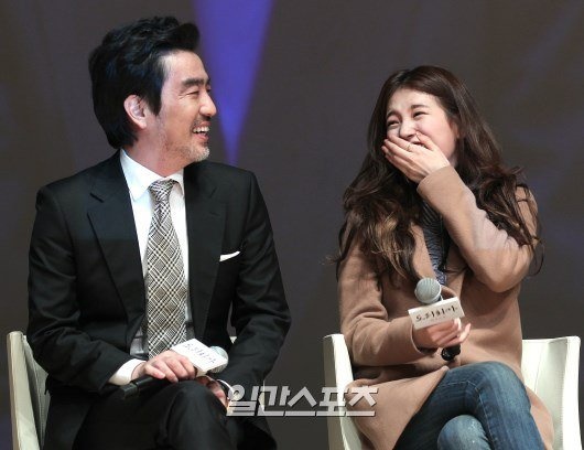 Suzy cười nói vui vẻ bên đàn anh kỳ cựu Ryoo Seung Ryong – người vào vai thầy giáo của cô trong phim. 