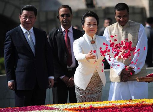 Hình ảnh đẹp của bà Bành Lệ Viện khi rải cánh hoa hồng tại đài tưởng niệm Mahatma Ghandi ở New Delhi (Ấn Độ). Với hình ảnh này, bà được đánh giá là đối thủ đáng gờm của đệ nhất phu nhân Mỹ Michelle Obama về gu thời trang.