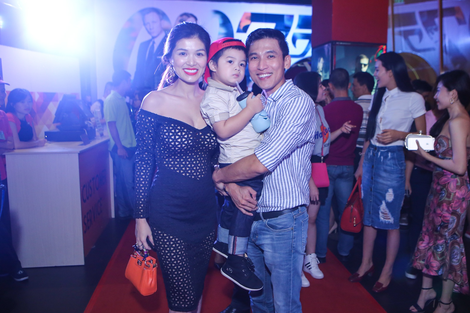 Người mẫu Oanh Yến đi xem phim cùng người yêu Hải Quân và con trai riêng của cô -Henry. Thời gian này, cô hoạt động nghệ thuật hăng say, đóng hai phim điện ảnh Hùng Ali và Sáu Lóc Cóc, Valentines, đồng thời tích cực làm từ thiện. Sắp tới, Oanh Yến còn tham dự một cuộc nhan sắc tổ chức tại Philippines. 