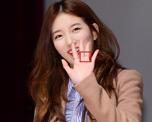 Suzy khoe hinh xam trai tim moi hinh anh