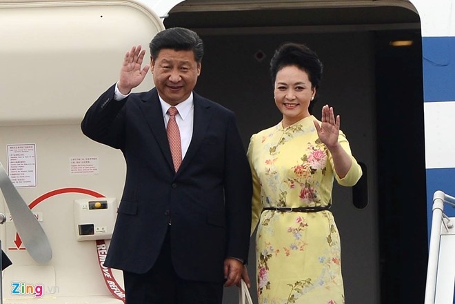 Trưa 5/11, chuyên cơ của Tổng bí thư Ban Chấp hành Trung ương Đảng Cộng sản Trung Quốc, Chủ tịch nước Cộng hòa nhân dân Trung Hoa Tập Cận Bình và phu nhân Bành Lệ Viện đã có mặt tại Hà Nội. Ngay khi xuất hiện, Đệ nhất phu nhân Trung Hoa nổi bật với bộ váy vàng, họa tiết hoa truyền thống.