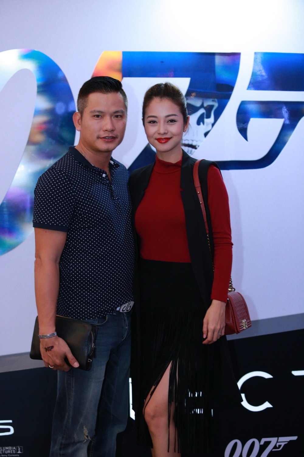 Tối qua (17/7), Jennifer Phạm được ông xã tháp tùng dự buổi công chiếu phim Điệp viên 007: Bóng ma tại Hà Nội.Đôi vợ chồng đều ăn mặc khá giản dị. Trong khi doanh nhân Đức Hải bảnh bao với áo sơ mi, quần jeans thi Hoa hậu châu Á tại Mỹ lại thanh lịch theo style đen - trắng. 